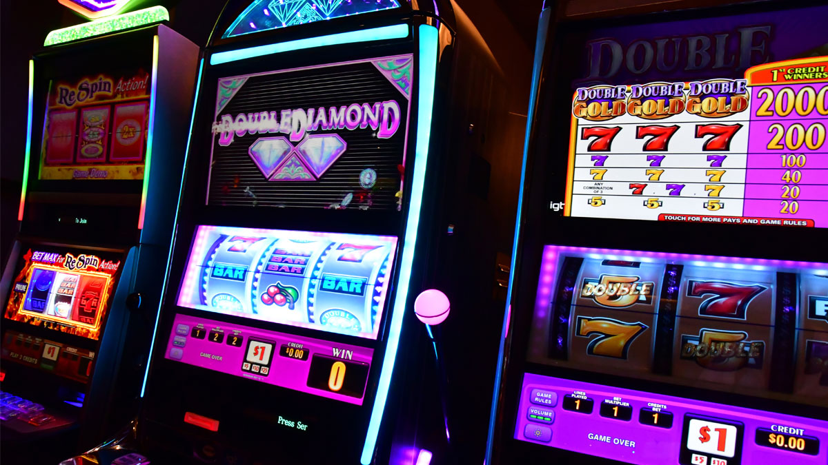 How do you trick a slot machine?